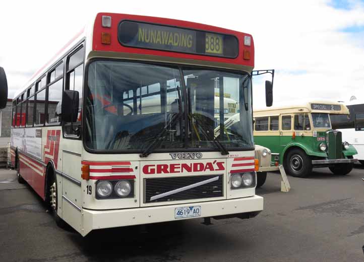 Sandown Grenda Volvo B10M Volgren 19